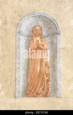 Vierge-Marie. Peinture sur la facciata de l'église Saint-Nicolas de Combloux. Combloux. Alta Savoia. Auvergne-Rhône-Alpi. Francia. Europa. Foto Stock