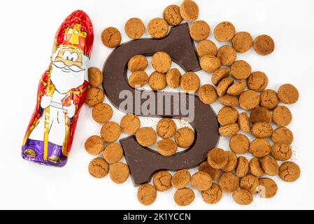 Den Helder, Paesi Bassi. Settembre 2022. Monete di cioccolato, pepernoten e una selce di cioccolato nicolaas, caramella per bambini per i sinterklaas tradizionali Foto Stock