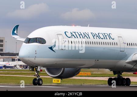 Swire Cathay Pacific Airways Airbus A350-1041 registruin B-LXC decollo all'aeroporto di Manchester. Foto Stock