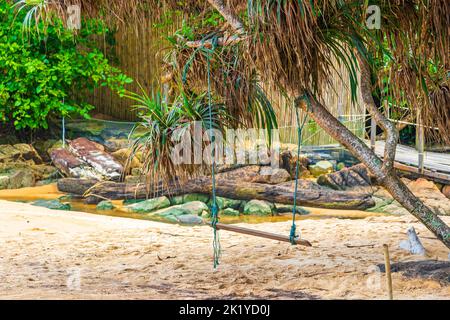 Swing on tree at the Nai Thon Naithon Beach Bay and landscape panorama una bella spiaggia da sogno con acqua turchese e le onde in Sakhu Thalang o Foto Stock