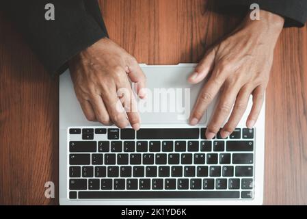 persona che utilizza la tastiera computer laptop tecnologia digitale vista dall'alto sulla scrivania. Foto Stock