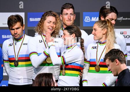 21st settembre 2022; Wollongong, Illawarra, Galles del Sud, Australia: UCI World Road Cycling Championships, vincitori della Svizzera sul podio per la staffetta mista Team Time Trial Foto Stock