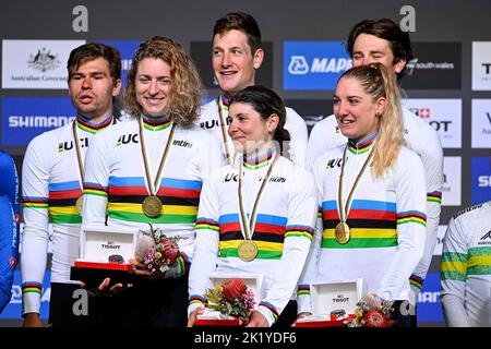 21st settembre 2022; Wollongong, Illawarra, Galles del Sud, Australia: UCI World Road Cycling Championships, vincitori della Svizzera sul podio per la staffetta mista Team Time Trial Foto Stock