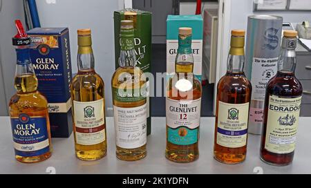 Degustazione benefica di whisky, presentata da David Rigby, presso la Biblioteca della comunità Grappenhall, Victoria Ave, Grappenhall, Warrington WA4 2PF Foto Stock