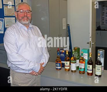 Degustazione benefica di whisky, presentata da David Rigby, presso la Biblioteca della comunità Grappenhall, Victoria Ave, Grappenhall, Warrington WA4 2PF Foto Stock