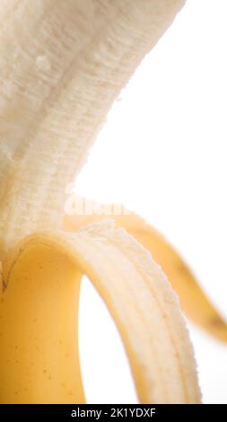 Primo piano di una banana semi sbucciata. Foto Stock