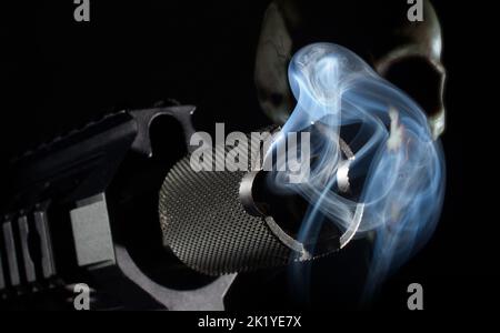 Ghost gun con un'arma da fuoco fumante davanti in 3D rendering con cranio dietro su sfondo nero Foto Stock