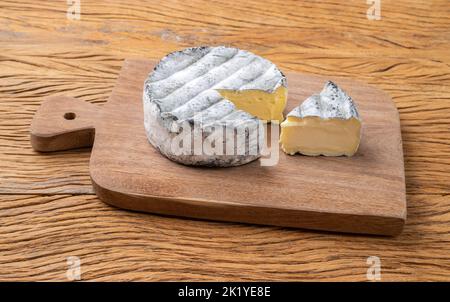 Formaggio brasiliano Lua Chea artigianale su tavola di legno. Foto Stock