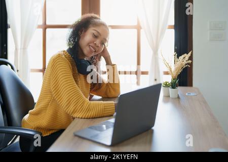 Ritratto degli afroamericani che usano il computer. Rilassa concetti Foto Stock