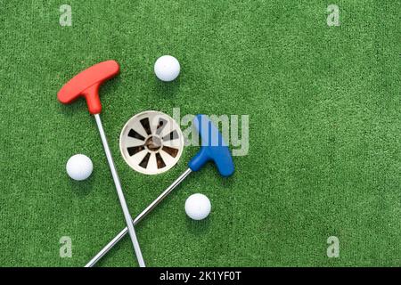 golf club, palla e buca Foto Stock