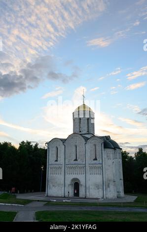Vista serale della Cattedrale di Dmitrievsky costruita nel 1190s dal Principe Vsevolod il Grande Nido a Vladimir, Russia Foto Stock
