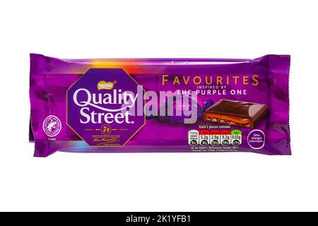 Bar of Quality Street Favourites ispirato al viola uno tavoletta di cioccolato di Nestle isolato su sfondo bianco Foto Stock