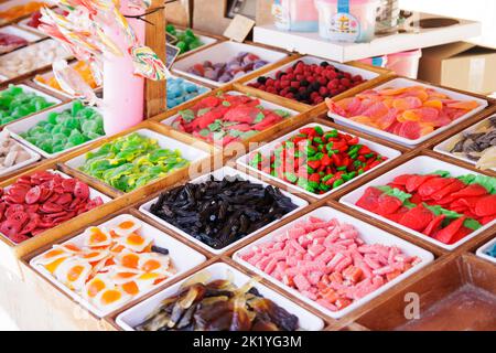 Dolci di molti tipi e colori in un mercato medievale Foto Stock