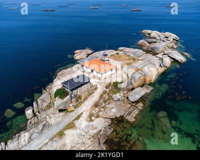 Vista aerea del faro di Punta Cabalo sull'isola di Arousa, Spagna. Foto Stock