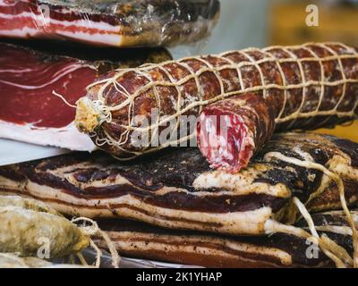 Banco alimentare, vendita di salumi italiani. Primo piano salame italiano Foto Stock
