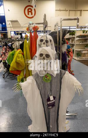 Decorazioni di Halloween in un negozio di bilancio nel Regno Unito Foto Stock