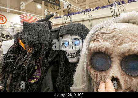 Decorazioni di Halloween in un negozio di bilancio nel Regno Unito Foto Stock