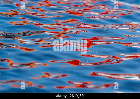 Riflessioni astratte sull'acqua del fiume. Foto Stock