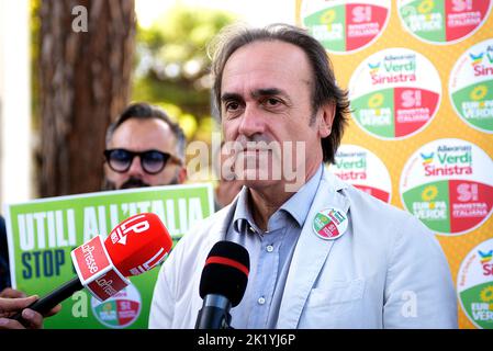 Roma, Italia, 21/09/2022, Roma, Italia. 21st Set, 2022. Il co-portavoce nazionale di Europa Verde, Angelo Bonelli, parla alla stampa durante la protesta. Il co-portavoce nazionale di Europa Verde Angelo Bonelli e il segretario nazionale della Sinistra Italiana, Nicola Fratoianni ha organizzato un sit-in presso la sede della compagnia petrolifera ENI per chiedere la tassazione dei profitti extra derivanti dall'aumento dei costi energetici. La questione dei profitti extra delle compagnie energetiche è al centro delle campagne elettorali per le elezioni generali del 25 Settembre 2022. Credit: SOPA Images Limited/Alamy Foto Stock