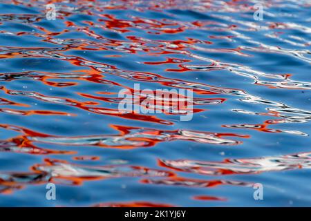 Riflessioni astratte sull'acqua del fiume. Foto Stock