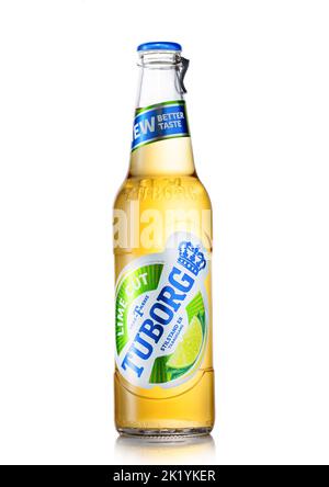 LONDRA, Regno Unito - 22 GIUGNO 2022: Birra Tuborg lager con lime su bianco. Birra danese di prima qualità. Foto Stock