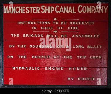 Insegna storica rossa, MSCC, Manchester Ship Canal Company, istruzioni antincendio Foto Stock