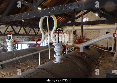 Top of boiler, pompa di acqua di vapore, National Waterways Museum, South Pier Rd, Ellesmere Port, Cheshire, INGHILTERRA, REGNO UNITO, CH65 4FW Foto Stock