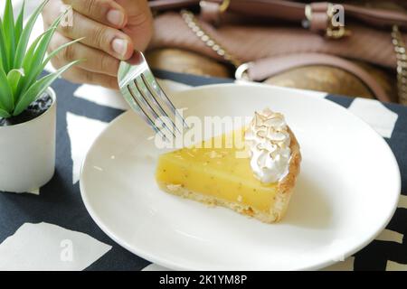 donne mangio torta al limone vista dall'alto Foto Stock
