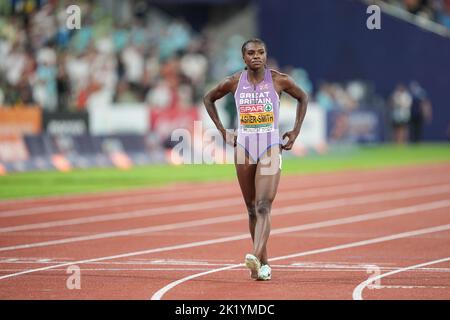 Dina Asher-Smith partecipa ai 100 metri del Campionato europeo di Atletica di Monaco 2022. Foto Stock