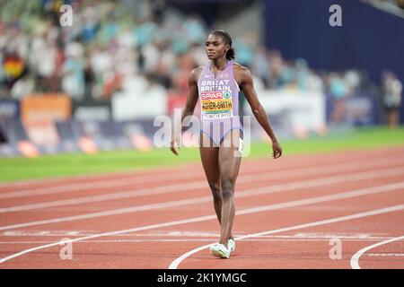 Dina Asher-Smith partecipa ai 100 metri del Campionato europeo di Atletica di Monaco 2022. Foto Stock