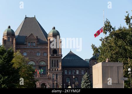 Queens Park, l'Assemblea legislativa dell'Ontario vista in una giornata limpida e soleggiata. Foto Stock