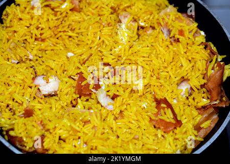 Pezzi di shawarma di pollo con riso basmati giallo, pane siriano e salsa all'aglio, fuoco selettivo di fattah Shawerma o fateh, cui fast food siriano Foto Stock