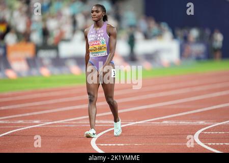 Dina Asher-Smith partecipa ai 100 metri del Campionato europeo di Atletica di Monaco 2022. Foto Stock