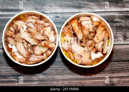 Pezzi di shawarma di pollo con riso basmati giallo, pane siriano e salsa all'aglio, fuoco selettivo di fattah Shawerma o fateh, cui fast food siriano Foto Stock