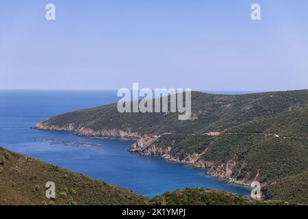 Fattoria di mitili in acque blu del mare Egeo vicino al territorio storico greco coperto di verde stunted vegetazione del bordo sud-ovest della penisola di Sithonia Foto Stock