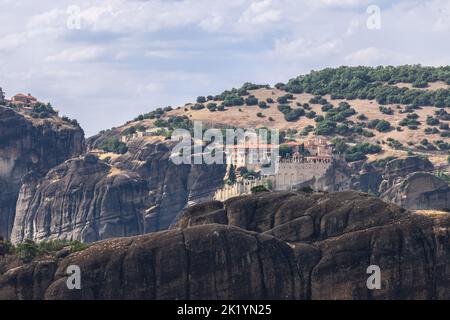 Questa catena montuosa di 300-400 m di altezza coperta di foresta sparsa ospita monasteri medievali sacri di Varlaam e Grande Meteorone su altopiano roccioso Foto Stock