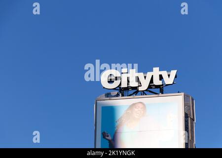 Citytv, una rete televisiva canadese di proprietà di Rogers, il logo è visto nel centro di Toronto in una giornata limpida. Foto Stock