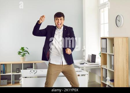 Felice lavoratore di ufficio ballare in stile gangnam e divertirsi alla fine della sua giornata di lavoro Foto Stock