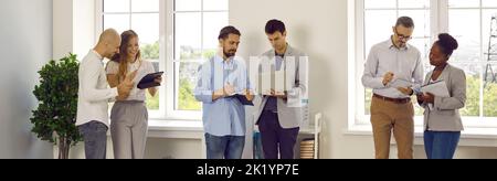 Tre team di colleghi che lavorano in ufficio parlano, discutono e risolvono problemi di lavoro. Foto Stock