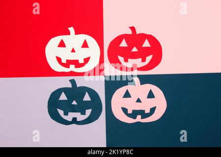 sfondo colorato diviso in 4 parti con zucche colorate intagliate, creativo concetto di halloween, piatto posa Foto Stock