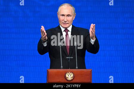 Mosca, Russia. 20th Set, 2022. Il presidente russo Vladimir Putin si è rivolto a un evento che segna il 100th° anniversario della repubblica di Adygea, Kabardino-Balkaria e Karachayevo-Circasia, al Palazzo del Cremlino, il 20 settembre 2022 a Mosca, Russia. Credit: Grigory Sysoev/Kremlin Pool/Alamy Live News Foto Stock