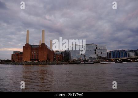 Vista della centrale elettrica di Battersea dal lato nord del Tamigi a Londra al tramonto Foto Stock