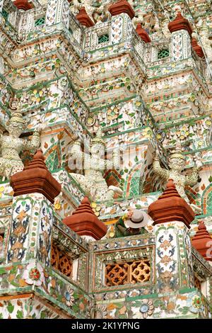 Viaggiatore femminile ammirando i particolari architettonici fantastici del tempiale dell'alba Prang principale, Bangkok, Tailandia Foto Stock