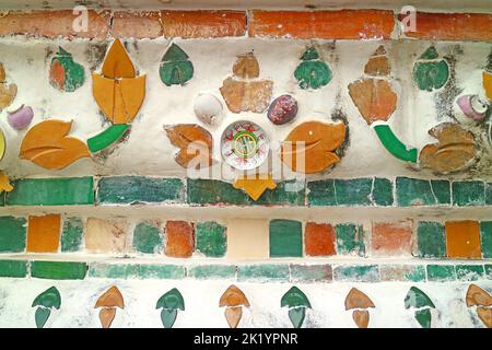 Incredibili dettagli architettonici di Wat Arun (il Tempio dell'Alba) Prang principali terrazze con conchiglie e pezzi di porcellana cinese, Bangkok, Thailandia Foto Stock