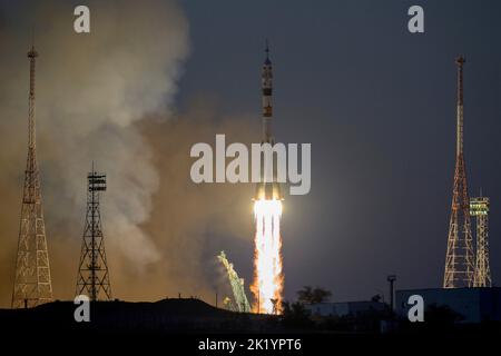 Baikonur, Kazakistan. 21st Set, 2022. La navicella spaziale russa Soyuz MS-22 e il razzo booster si lanciano dal piazzale di lancio 31 del Cosmodrome di Baikonur, 21 settembre 2022 a Baikonur, Kazakistan. Spedizione della Stazione spaziale Internazionale 68 membri dell'equipaggio, l'astronauta Frank Rubio della NASA, e i cosmonauti Sergey Prokopyev e Dmitri Petelin del Roscosmo, trascorreranno sei mesi sul complesso orbitale, tornando sulla Terra nel marzo 2023. Credit: Bill Ingalls/NASA/Alamy Live News Foto Stock