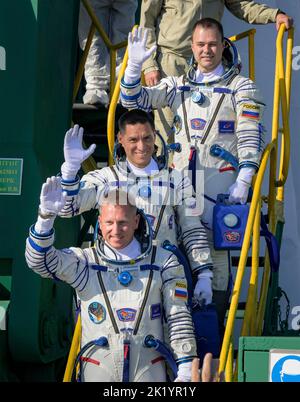 Baikonur, Kazakistan. 21st Set, 2022. Spedizione della Stazione spaziale Internazionale 68 membri dell'equipaggio Dmitri Petelin di Roscosmo, TOP, Frank Rubio della NASA, e Sergey Prokopyev di Roscosmo, Bottom, wave addio prima di salire a bordo della navicella spaziale russa Soyuz MS-22 al piazzale di lancio 31 del Baikonur Cosmodrome, 21 settembre 2022 a Baikonur, Kazakhstan. Pochi istanti dopo il razzo si è alzato con successo verso il laboratorio orbitante. Credit: Bill Ingalls/NASA/Alamy Live News Foto Stock