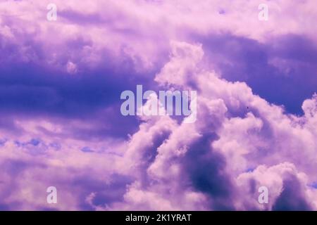 Belle nuvole di tempesta rosa su un cielo blu. Bellezza della natura. Sfondo naturale.. Foto Stock