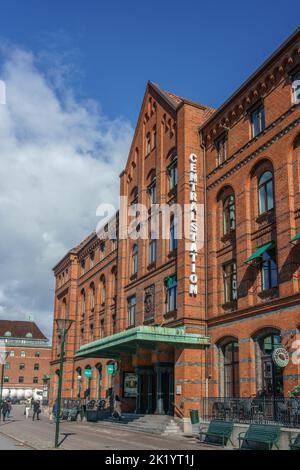 Malmo, Svezia - 20 Set, 2022: Ingresso principale della stazione ferroviaria con il suo nome Foto Stock