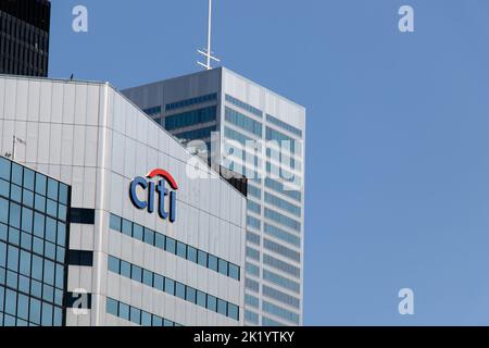La banca Citi, logo Citigroup in cima ad un edificio di uffici nel centro di Toronto, visto in una giornata di cielo chiaro e blu. Foto Stock
