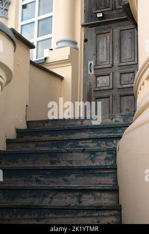 Scala d'ingresso di un vecchio edificio in pietra chiara. Antica architettura cittadina. Foto Stock